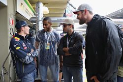 Max Verstappen, Red Bull Racing rencontre Ricardo Lucarelli, Bruno Schmidt et Alison Cerutti, de l'équipe olympique brésilienne de volley