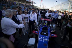 Sam Bird, DS Virgin Racing con Alejandro Agag, CEO, Formula E Holdings e delegati COP22 in griglia