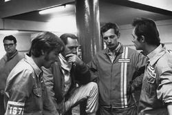 Jack Brabham, Brabham BT33 Ford, chats with a young Ron Dennis in the pits