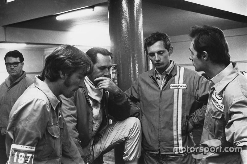 Jack Brabham, Brabham BT33 Ford, discute avec un jeune Ron Dennis dans les stands