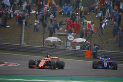 Fernando Alonso, McLaren MCL32 y Carlos Sainz Jr., Scuderia Toro Rosso STR12