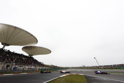 Daniil Kvyat, Scuderia Toro Rosso STR12, lidera a Esteban Ocon, Force India VJM10, y Nico Hulkenberg