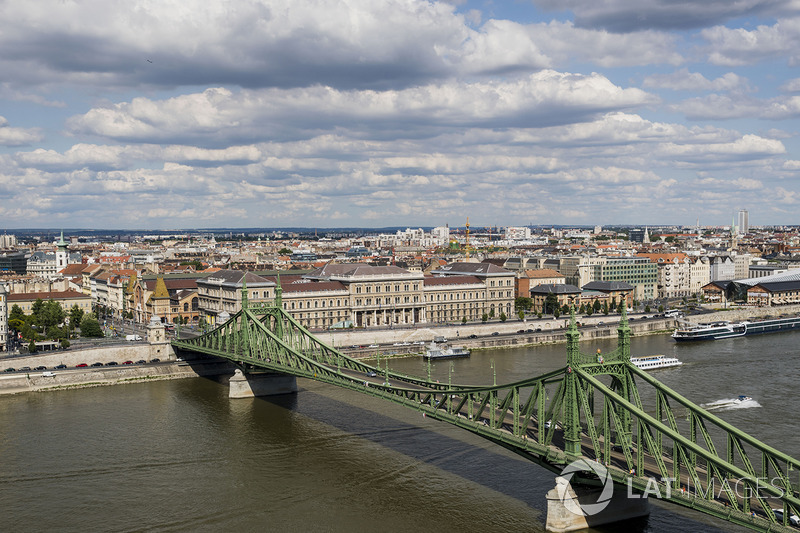 Una vista del puente de la libertad y el río Danubio