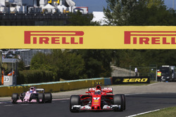 Kimi Raikkonen, Ferrari SF70H, Sergio Pérez, Sahara Force India F1 VJM10