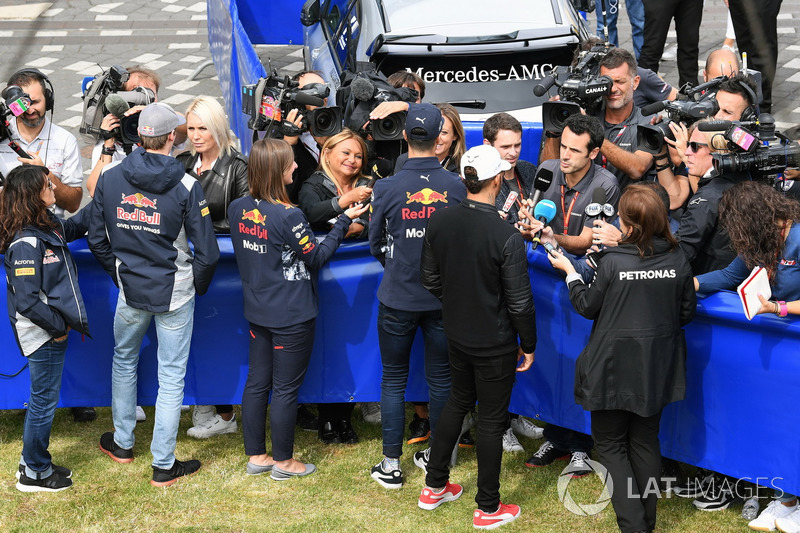 Daniil Kvyat, Scuderia Toro Rosso, Daniel Ricciardo, Red Bull Racing and Lewis Hamilton, Mercedes AM