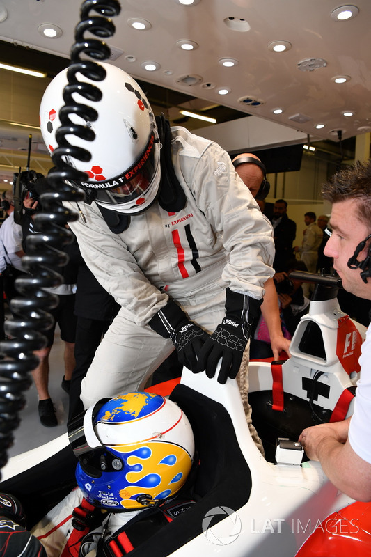 Дэвид Салинс, F1 Experiences, и журналист Джонатан Нобл