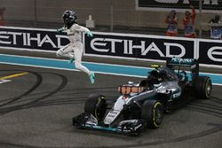 Il secondo classificato Nico Rosberg, Mercedes AMG F1 W07 Hybrid festeggia il suo Titolo Mondiale alla fine della gara