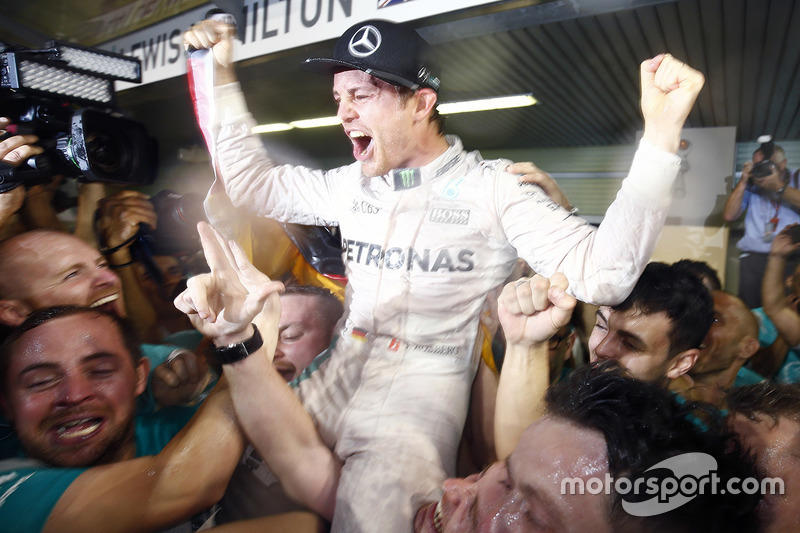 Nico Rosberg, Mercedes AMG F1 festeggia il suo Titolo Mondiale con il team