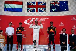 Winnaar Lewis Hamilton, Mercedes AMG F1, Max Verstappen, Red Bull, en Daniel Ricciardo, Red Bull Rac