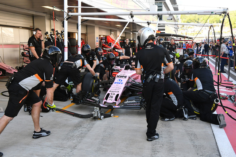Los mecánicos de Force India practican una parada