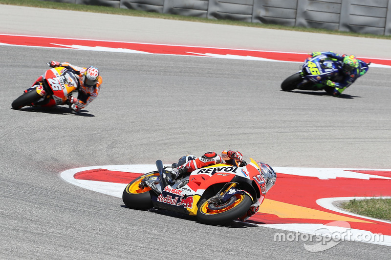 Ao mesmo tempo que Márquez abria de Pedrosa, Rossi se aproximava do companheiro de equipe do atual campeão da MotoGP.