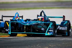 Mitch Evans, Panasonic Jaguar Racing leads Sebastien Buemi, Renault e.Dams