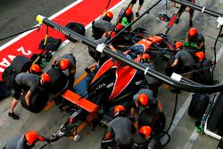 Fernando Alonso, McLaren MCL32, practices a pitstop