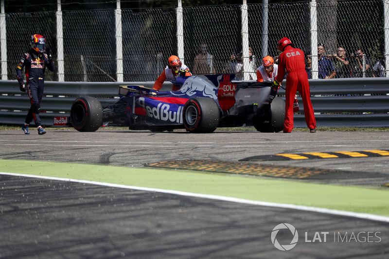 Carlos Sainz Jr., Scuderia Toro Rosso STR12 stops on track
