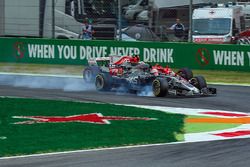 Kevin Magnussen, Haas F1 Team VF-17 bloque une roue et sort large à côté de Sebastian Vettel, Ferrari SF70H