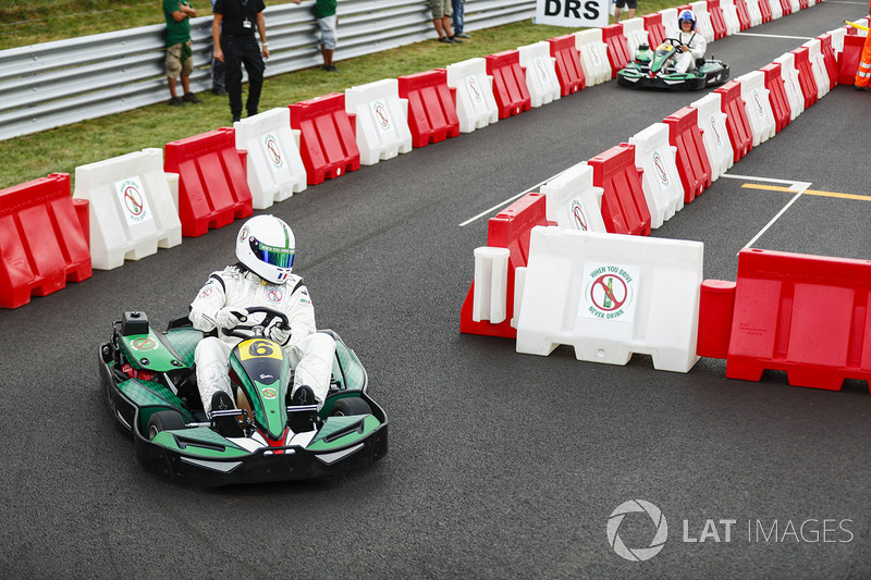 David Coulthard corre contra el futbolista Christian Karembeu en kart