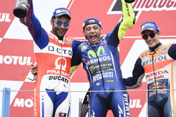 Podium : le deuxième, Danilo Petrucci, Pramac Racing, le vainqueur Valentino Rossi, Yamaha Factory Racing, le troisième, Marc Marquez, Repsol Honda Team