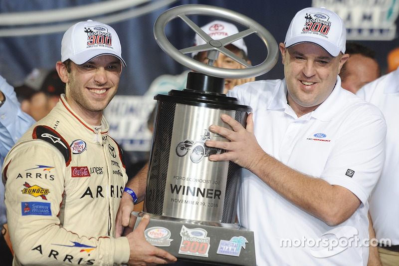 Ganador de la carrera y Campeón 2016 Daniel Suárez, Joe Gibbs Racing Toyota
