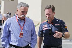 Chase Carey, presidente del Grupo de la Fórmula 1 con Christian Horner, jefe de Red Bull