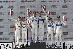 Podium GTLM : les vainqueurs Dirk Müller, Joey Hand, Chip Ganassi Racing Ford, les deuxièmes Gianmaria Bruni, Laurens Vanthoor, Porsche Team North America, les troisièmes Ryan Briscoe, Richard Westbrook, Chip Ganassi Racing Ford
