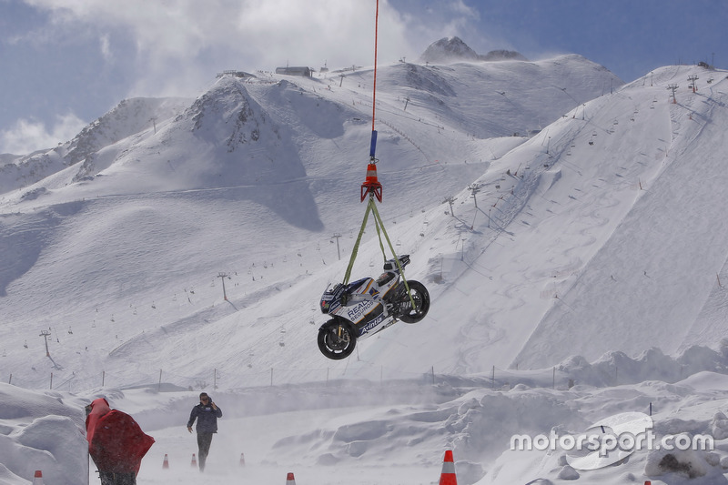 La moto de Avintia Racing MotoGP a punto de llegar