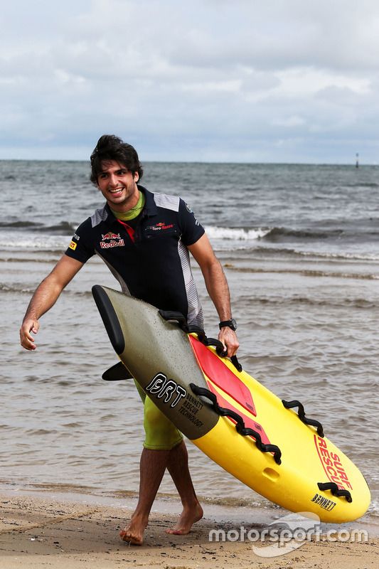 Carlos Sainz, Scuderia Toro Rosso en la St Kilda Beach con el club de Salvamento de St Kilda