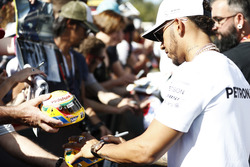 Lewis Hamilton, Mercedes AMG, schreibt Autogramme