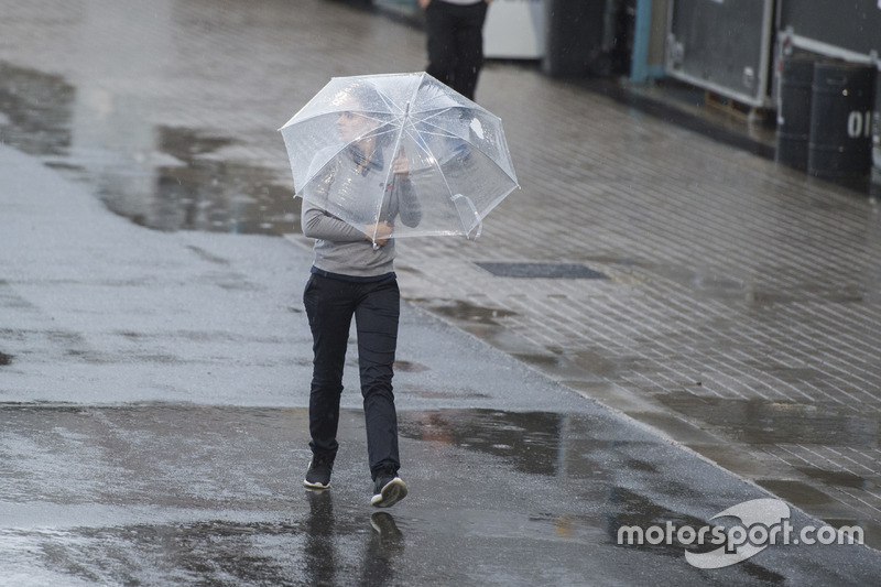 Lluvia en el paddock