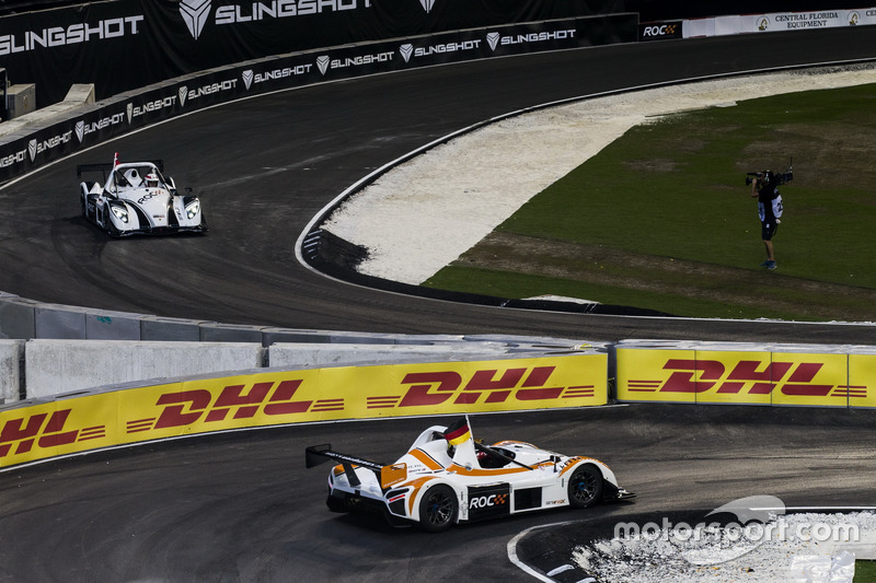 Sebastian Vettel, redondea la esquina delante de Tom Kristensen, conduciendo del Radical SR3 RSX