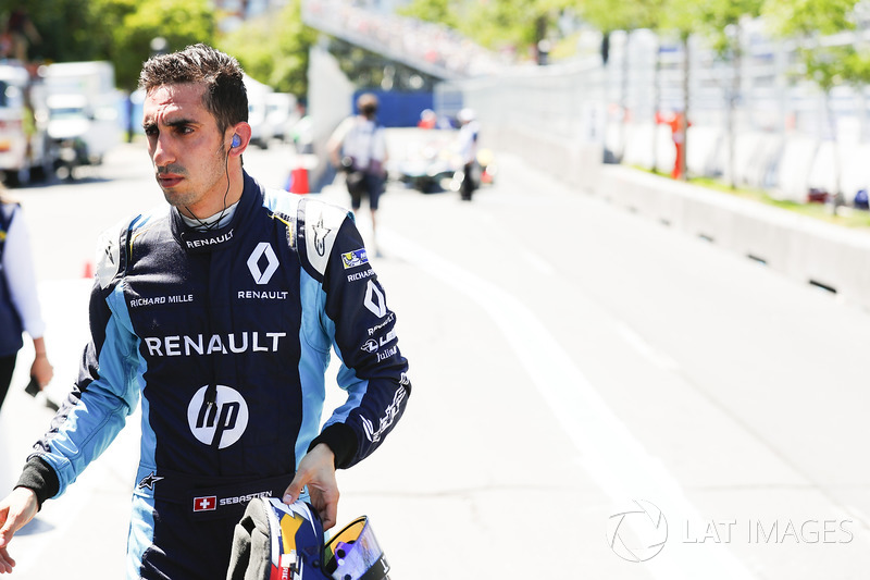 "Estou desapontado por não ter vencido, mas não tire nada do Lucas, ele fez um excelente trabalho. Ele competiu em todas as corridas e mereceu o campeonato."