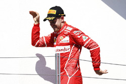 Podio: ganador de la carrera Sebastian Vettel celebra su victoria en el podio
