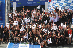 Tommi Mäkinen, directeur de Toyota Racing en WRC, fête la victoire avec son équipe
