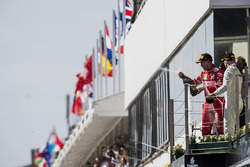 Победитель Себастьян Феттель, Ferrari, и обладатель третьего места Валттери Боттас, Mercedes AMG F1