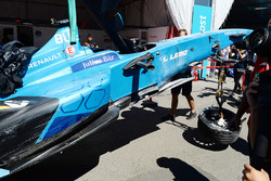La monoposto di Sébastien Buemi, Renault e.Dams, viene riportata ai box dopo l'incidente
