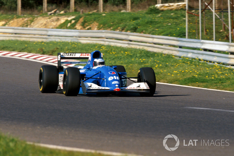Michael Schumacher prueba el Ligier JS39B Renault para evaluar el motor Renault V10 (1994)