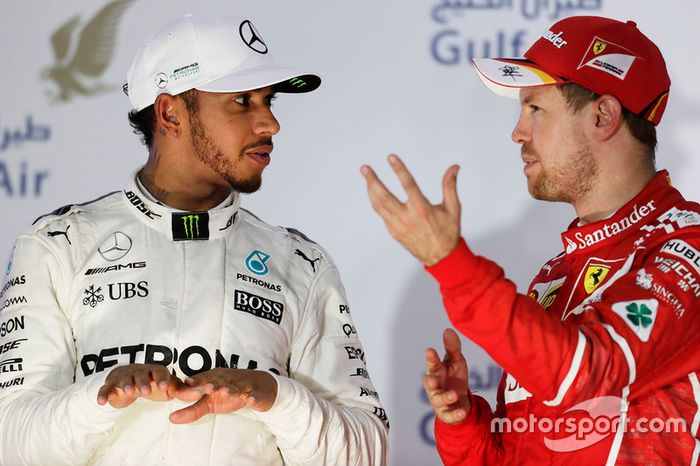 Podio: Sebastian Vettel, Ferrari y Lewis Hamilton, Mercedes AMG F1