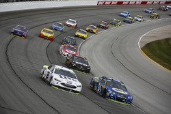 Brad Keselowski, Team Penske Ford and Chase Elliott, Hendrick Motorsports Chevrolet