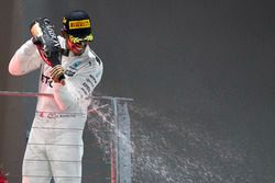 Podium: le vainqueur Lewis Hamilton, Mercedes AMG F1