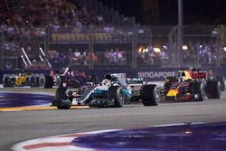 Lewis Hamilton, Mercedes AMG F1 W08, Daniel Ricciardo, Red Bull Racing RB13