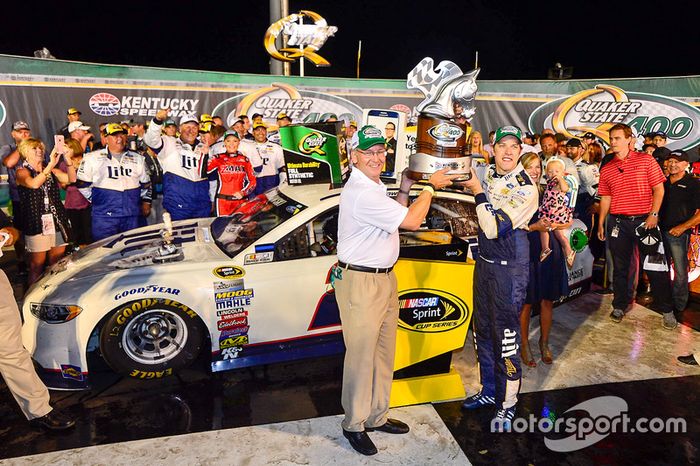 No sábado, Brad Keselowski conseguiu a quarta vitória do ano, a segunda consecutiva, pela NASCAR Sprint Cup em Kentucky.