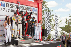 Podium: ganadores #31 Action Express Racing Corvette DP: Eric Curran, Dane Cameron, segundos #5 Acti