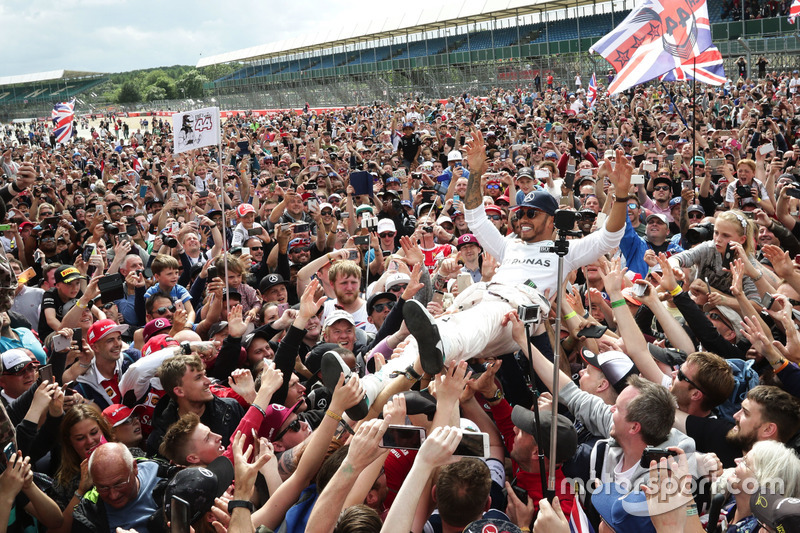 Ganador de la carrera Lewis Hamilton, Mercedes AMG F1 celebra con los fans