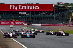 Start action Arjun Maini, Jenzer Motorsport leads