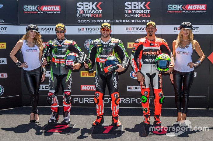 Ganador de la Superpole Tom Sykes, Kawasaki Racing Team segundo clasificado Davide Giugliano, Aruba.it Racing - Ducati, y el tecer clasificado Jonathan Rea, Kawasaki Racing Team