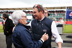 (L to R): Bernie Ecclestone, with Nigel Mansell, FIA Steward on the grid