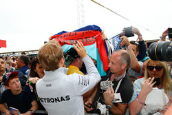 Nico Rosberg, Mercedes AMG F1 signs autographs for the fans