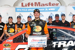 Ganador de la pole Martin Truex Jr., Furniture Row Racing Toyota