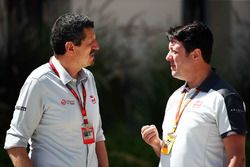 Guenther Steiner, Haas F1 Team Principal with Dave O'Neill, Haas F1 Team Team Manager