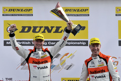 Race winner Gordon Shedden, Halfords Yuasa Racing