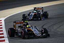 Sergio Perez, Sahara Force India F1 VJM09, précède son équipier Nico Hulkenberg, Sahara Force India F1 VJM09